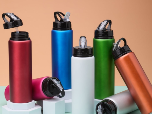 Garrafas personalizadas: qual a diferença entre squeeze, térmica e comum?